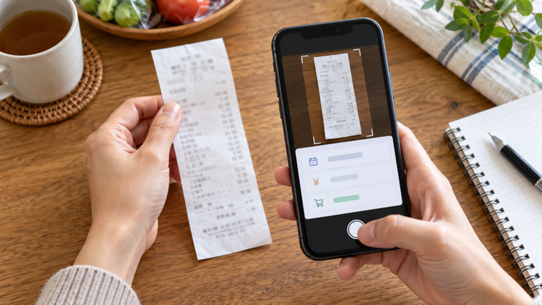 レシートをスマートフォンで撮影して家計簿へ登録するイメージ